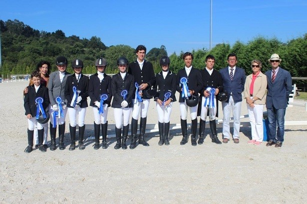 Los jinetes Navarros Jose Manuel Lucena y Mikel Arbizu triunfan en el CDN*** de Oviedo